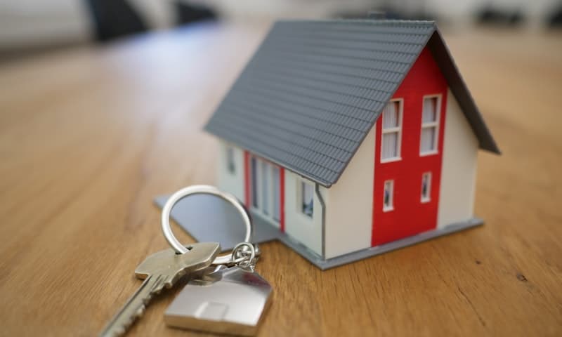 住宅の模型と鍵