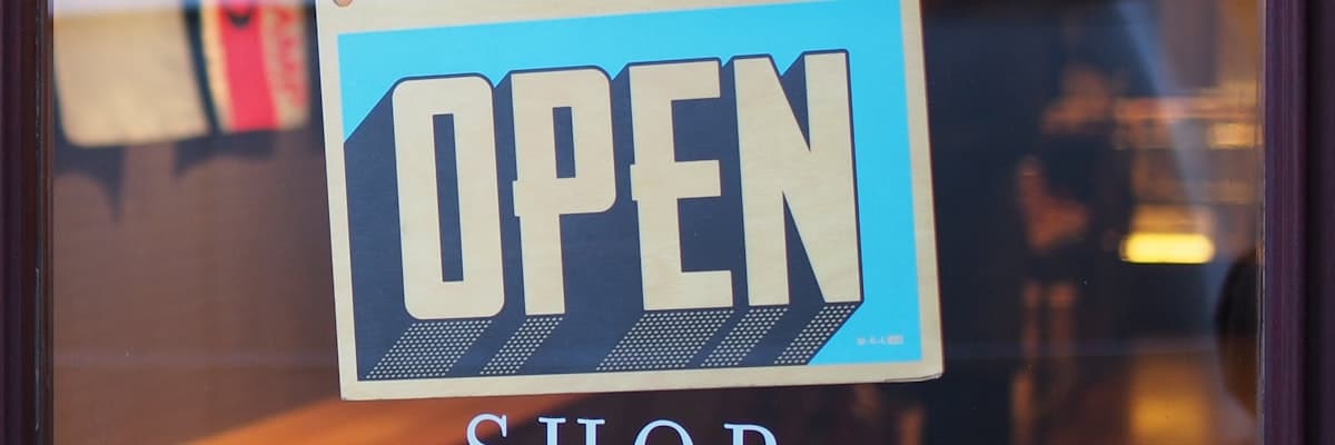 店頭に掲げられた案内サイン