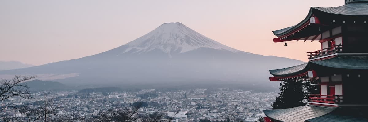 富士山を望む街並みと五重塔