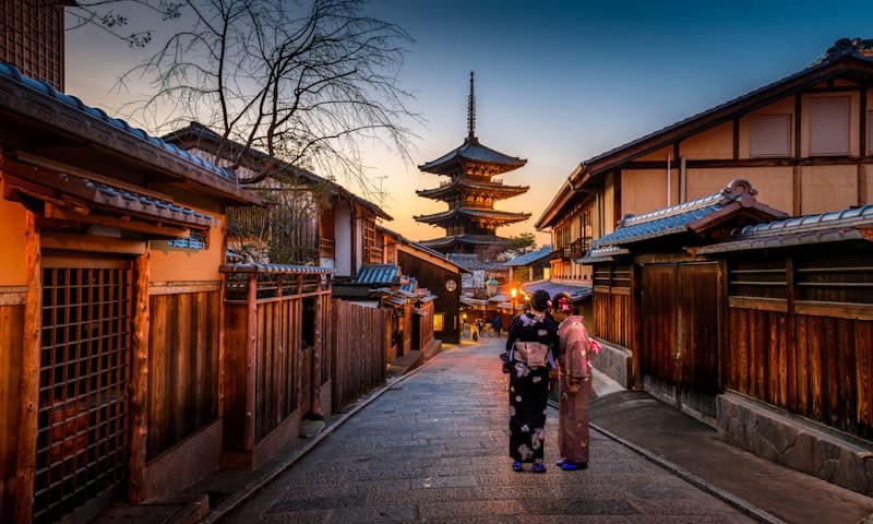 夕暮れの京都、八坂の塔へ続く石畳の路地
